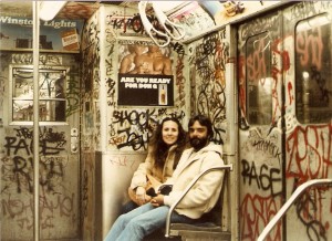 como emagrecer o rosto - teoria das janelas quebradas - foto de um vagão vandalizado na década de 1980 em Nova York