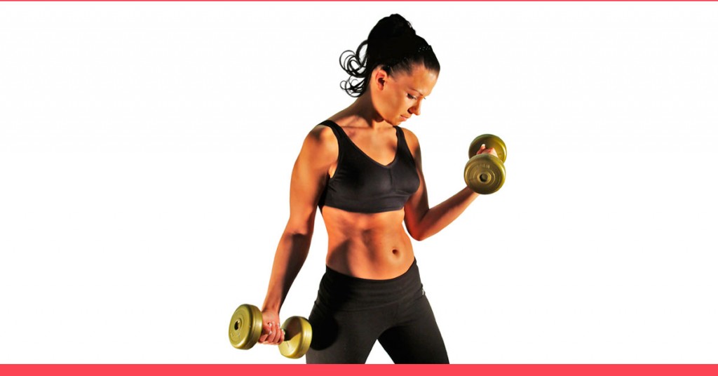 musculação emagrece - mulher fazendo exercício localizado para bíceps