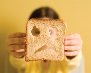 Tapioca engorda ou emagrece - Foto de um pão de forma com uma expressão triste desenhada em sua superfície.