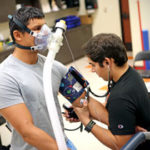 exercícios aeróbicos para emagrecer - foto de um homem com uma máscara de oxigênio em um laboratório de testes de desempenho