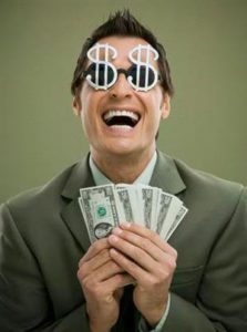 exercícios aeróbicos para emagrecer - foto de um homem com dinheiro na mão e um sorriso de satisfação no rosto