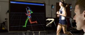 exercícios aeróbicos para emagrecer - foto de uma mulher correndo em um laboratório e tendo suas atividades monitoradas por computadores